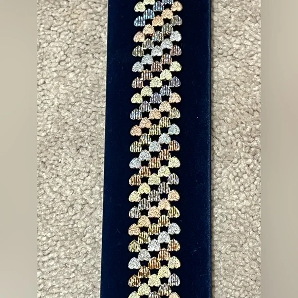 Beautiful Danbury Mint heart bracelet. Gold, silver and rose gold tones. - Picture 4 of 11